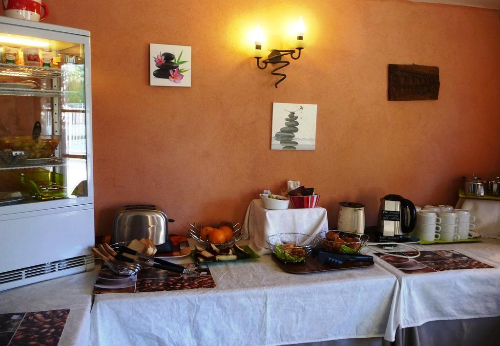 Hotel Restaurant Le Colombier Remoulins Kültér fotó